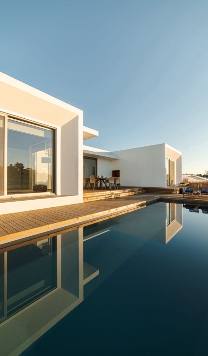 Villa avec terrasse en bois et piscine